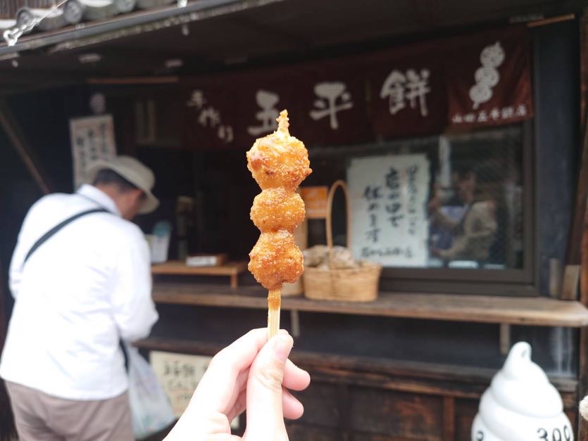 山田五平餅店のだんご型五平餅　筆者撮影